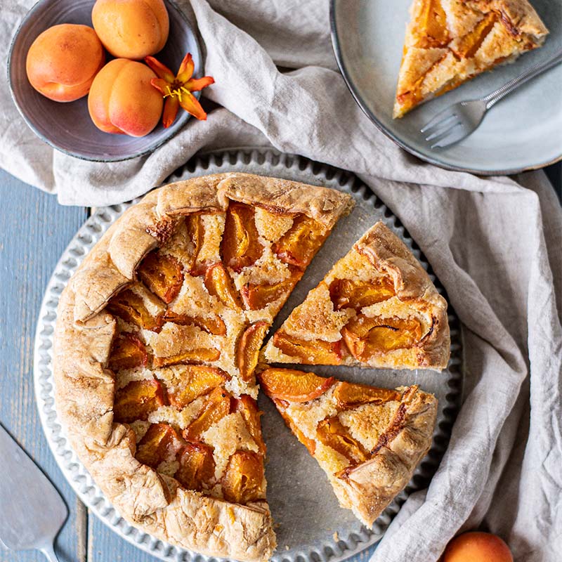 Tarte rustique à la crème d’amande et aux abricots