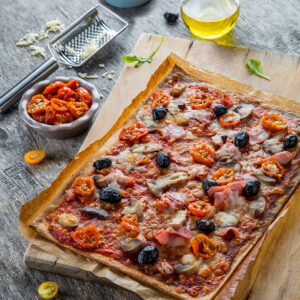 Pizza aux tomates séchées, mozzarella et jambon cru